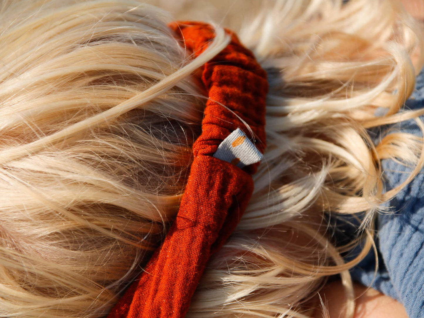 Smalle haarband van biologische mousseline, roestrood met handgeschilderd geweven lint 