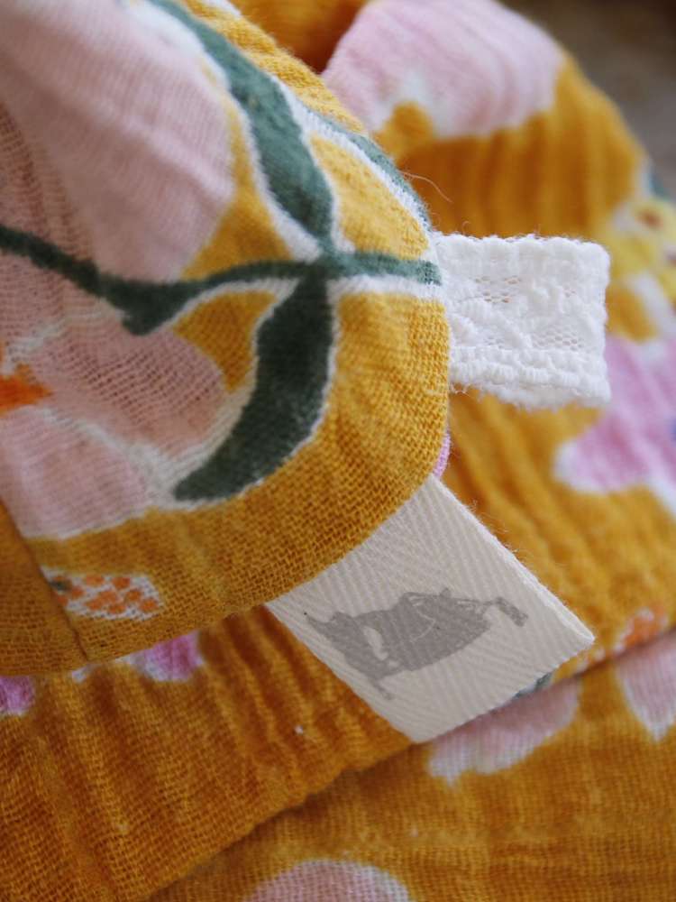 Mousseline hoofddoek, zonnig geel met bloemmotief 