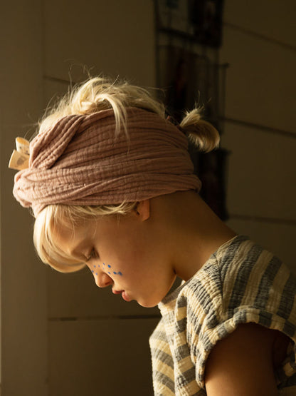 Mousseline hoofddoek, oudroze met handgeschilderd geweven lint 