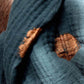 Breites Kopftuch aus Bio-Musselin, Ozeangrün mit Handbemalten Goldkupfer-Punkten