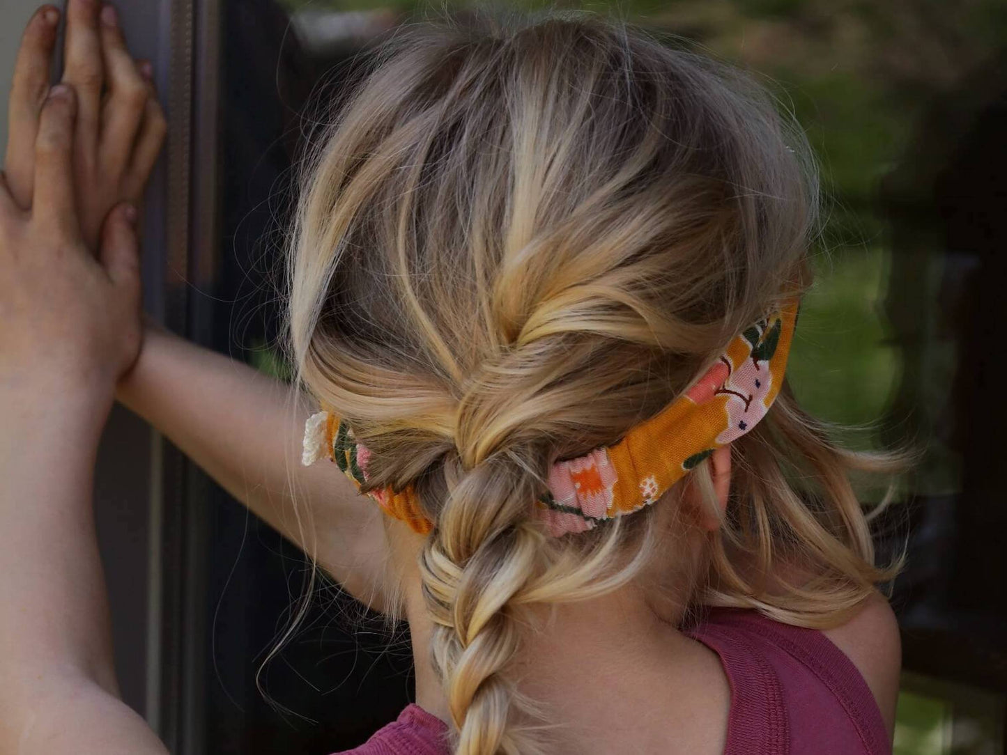 Schmales Musselin-Haarband, Sonnengelb mit Blumenmuster